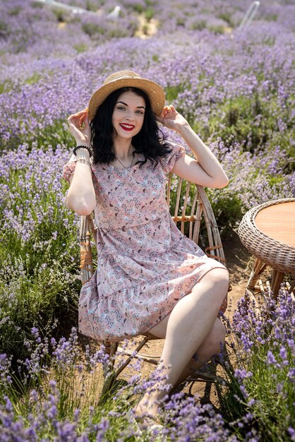 Mujer atractiva con maquillaje de moda posando en el campo de lavanda