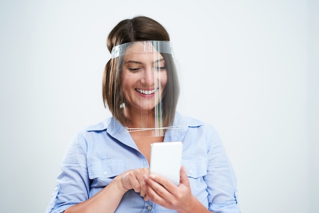 Mujer atractiva con máscara protectora aislado sobre fondo blanco.