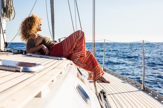 Mujer atractiva navegando en un yate en verano