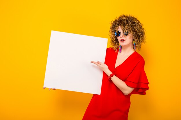 Mujer atractiva con pelo corto y rizado y banner