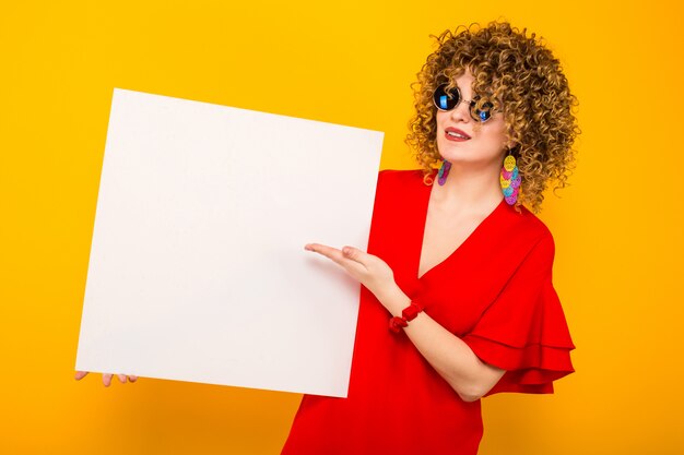 Mujer atractiva con pelo corto y rizado y banner