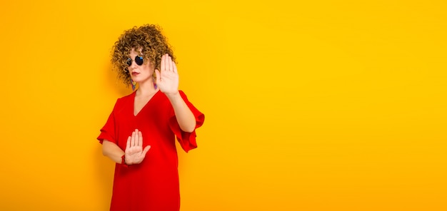 Foto mujer atractiva con el pelo corto y rizado