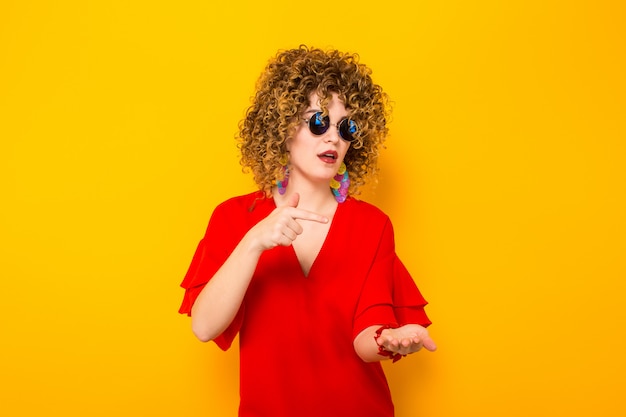 Mujer atractiva con el pelo corto y rizado