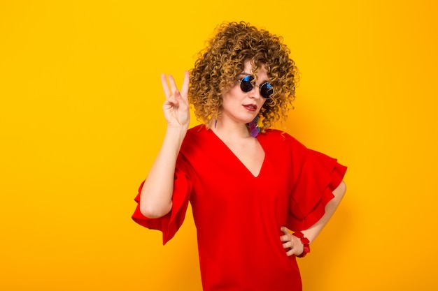 Mujer atractiva con el pelo corto y rizado