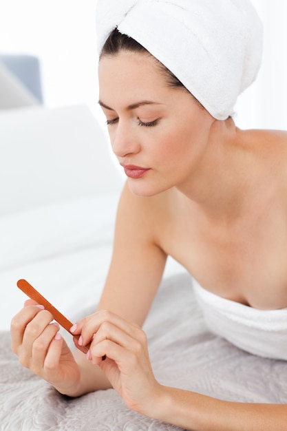 Mujer atractiva poniendo en maquillaje