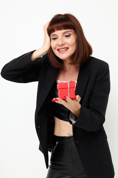 Mujer atractiva posando con caja de regalo roja sorpresa fondo claro