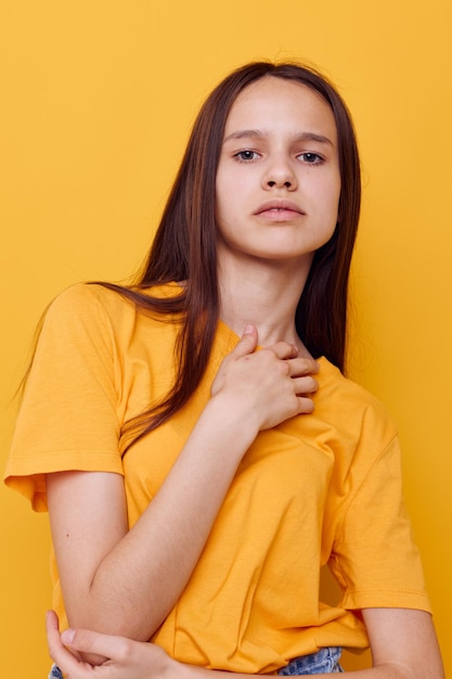 Mujer atractiva posando moda estilo juvenil ropa casual estilo de vida inalterado