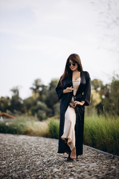 Mujer atractiva posando en el parque junto al lago