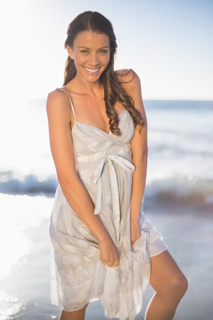 Mujer atractiva posando en la playa