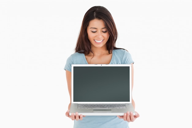 Foto mujer atractiva posando con su computadora portátil