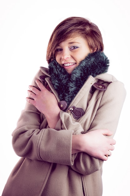 Mujer atractiva que lleva un abrigo caliente