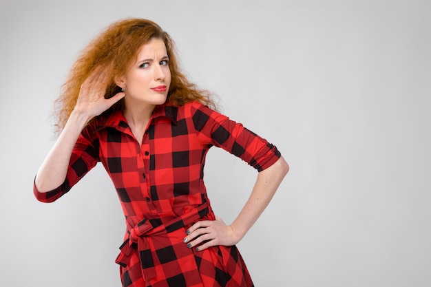 Mujer atractiva en ropa de moda