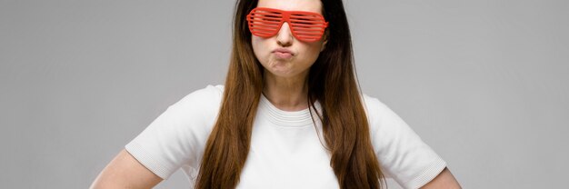 Mujer atractiva con sobrepeso en gafas de sol