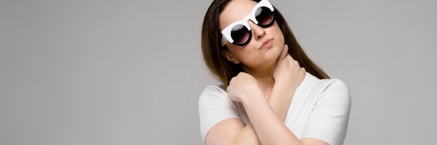 Mujer atractiva con sobrepeso en gafas de sol