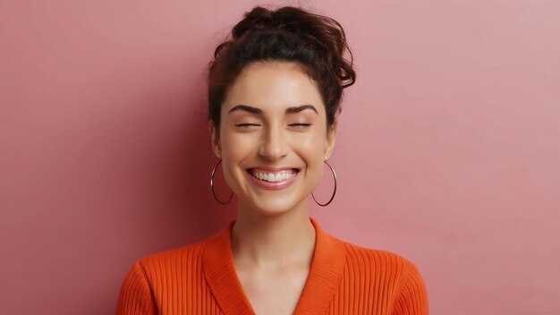 Una mujer atractiva sonriente con los ojos cerrados.