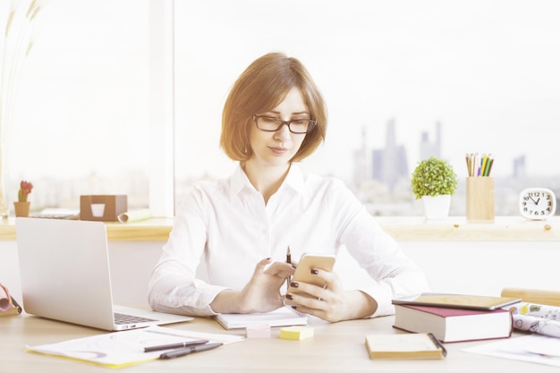 Mujer atractiva con teléfono inteligente