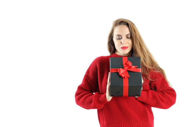 Mujer atractiva tiene caja de regalo, aislado sobre fondo blanco.