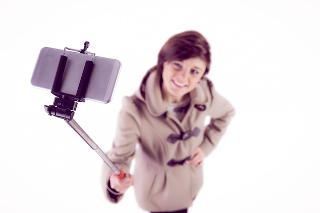 Mujer atractiva tomando un selfie