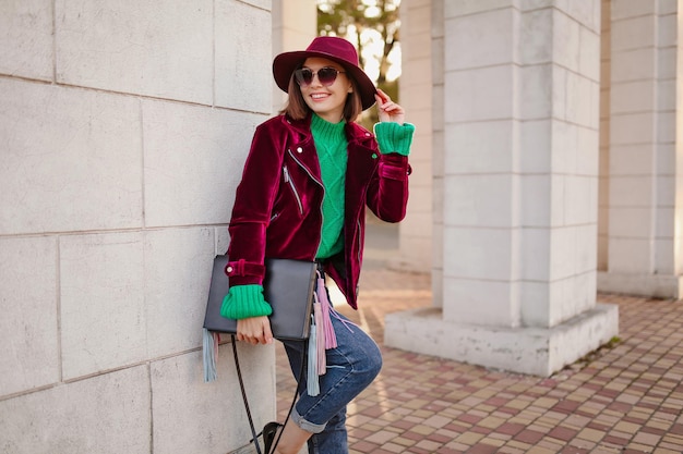 Mujer atractiva en traje de moda de estilo otoño caminando en la calle