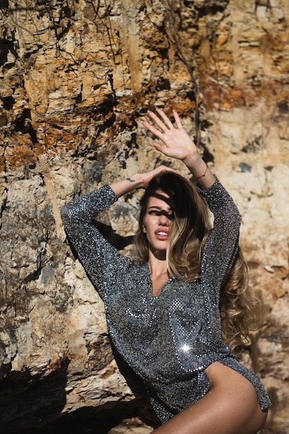 Mujer atractiva en traje de moda fuera Sombra en la cara de la mano Foto de moda al aire libre de una joven hermosa dama disfrutando de la primavera