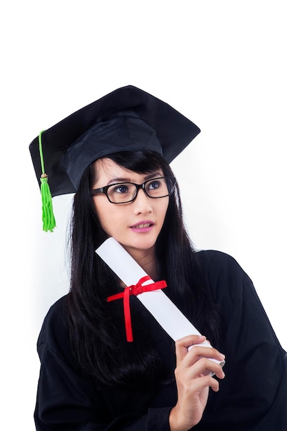 Mujer atractiva en vestido de graduación aislada