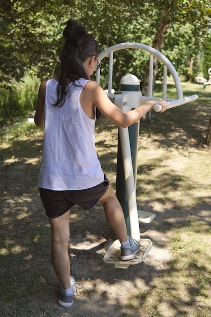 Mujer de atrás hace deporte en un parque