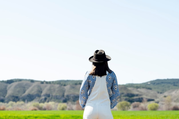 Mujer, de atrás, con, sombrero, en, campo