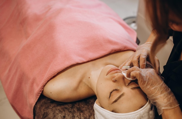 Mujer de aumento de labios recibiendo inyección de belleza para labios