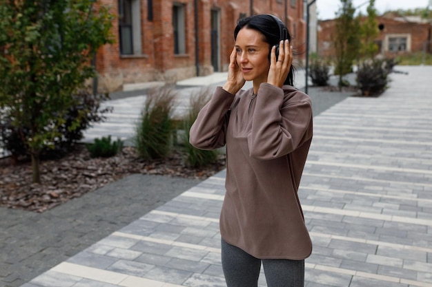 Mujer con auriculares escucha música