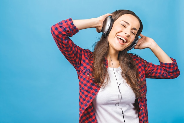 Mujer con auriculares escuchando música Música adolescente mujer bailando