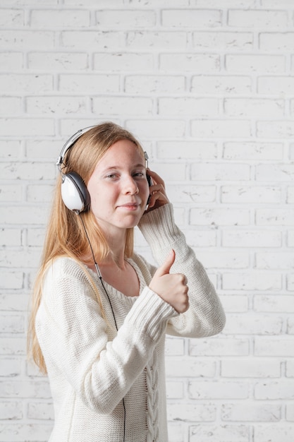 Mujer con auriculares escuchando música con placer