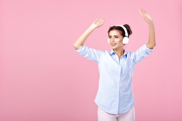 Mujer en auriculares escuchando música