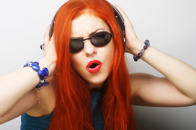 Mujer con auriculares escuchando música