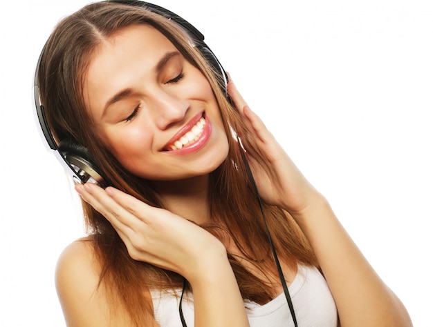 Mujer con auriculares escuchando música