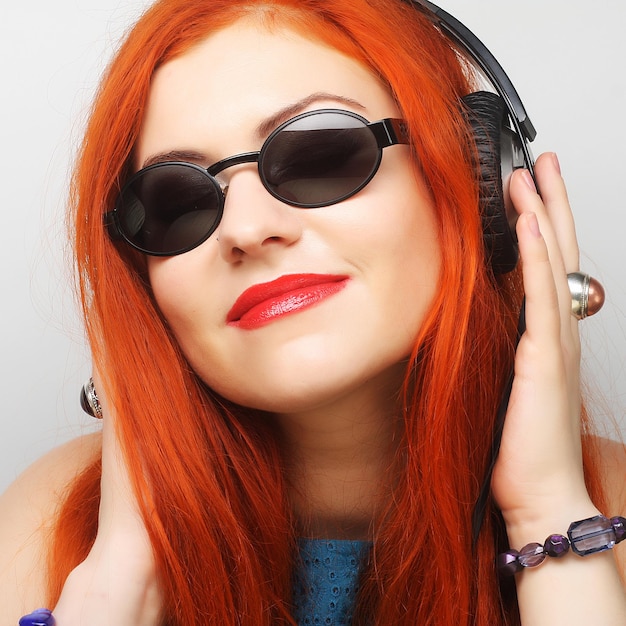 Mujer con los auriculares escuchando música