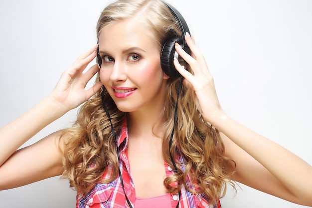 Mujer con los auriculares escuchando música