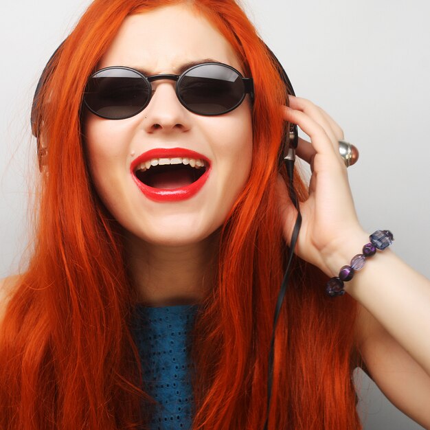 Mujer con auriculares escuchando música