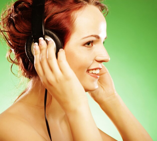 Mujer con los auriculares escuchando música