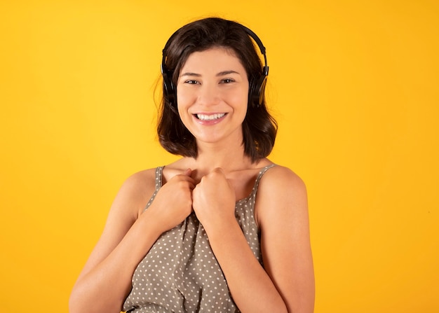 Mujer con auriculares escuchando música