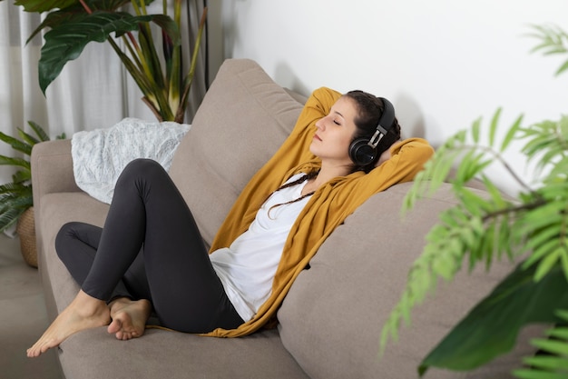 Foto mujer con auriculares escuchando música