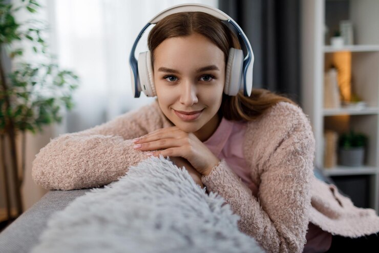 Mujer en auriculares escuchando música