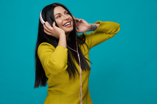 Mujer con auriculares, escuchar música y bailar