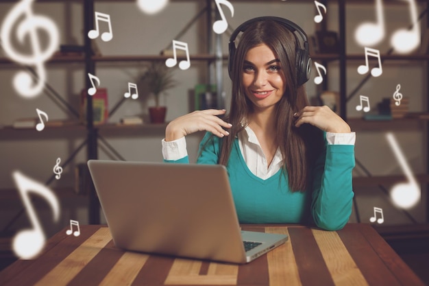 Mujer con auriculares está sentada en la mesa