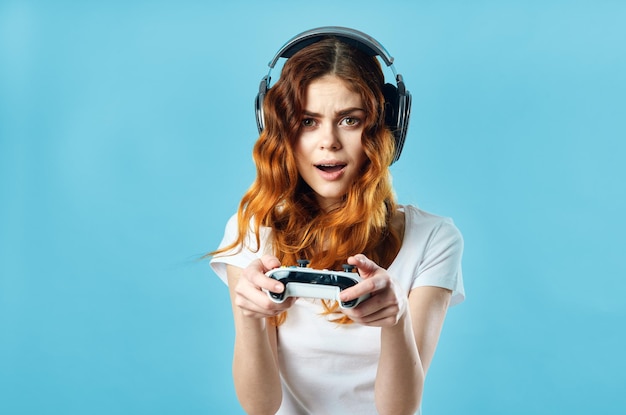 Mujer en auriculares con un joystick en sus manos juega videojuegos