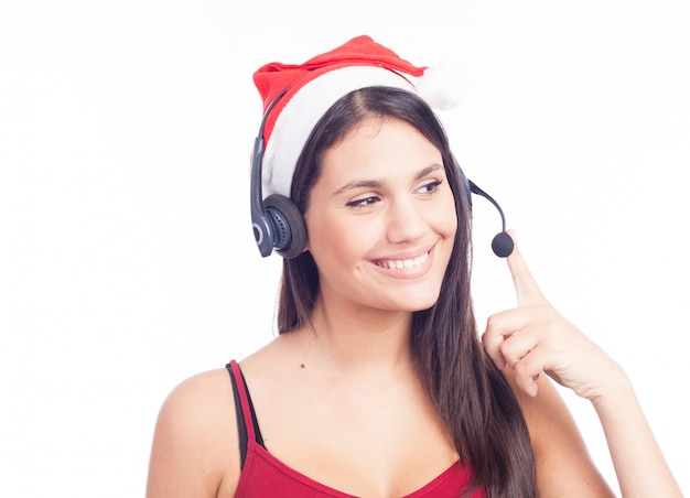 Mujer de auriculares de Navidad del centro de llamadas de telemarketing con sombrero rojo de santa hablando sonriendo