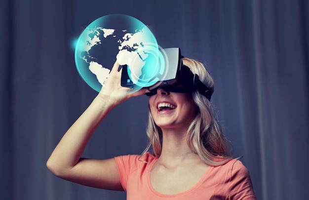 mujer en auriculares de realidad virtual o gafas 3D
