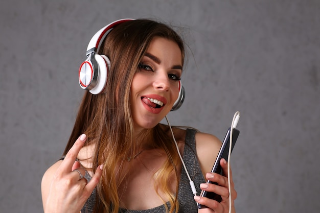 Mujer en auriculares con smartphone