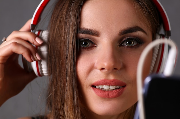 Mujer en auriculares con smartphone