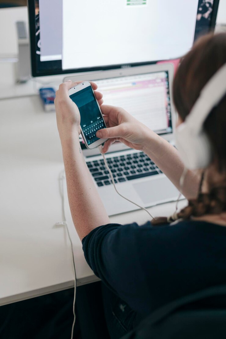 Foto mujer con auriculares sosteniendo un reproductor de mp3