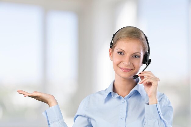 Mujer con auriculares de teléfono